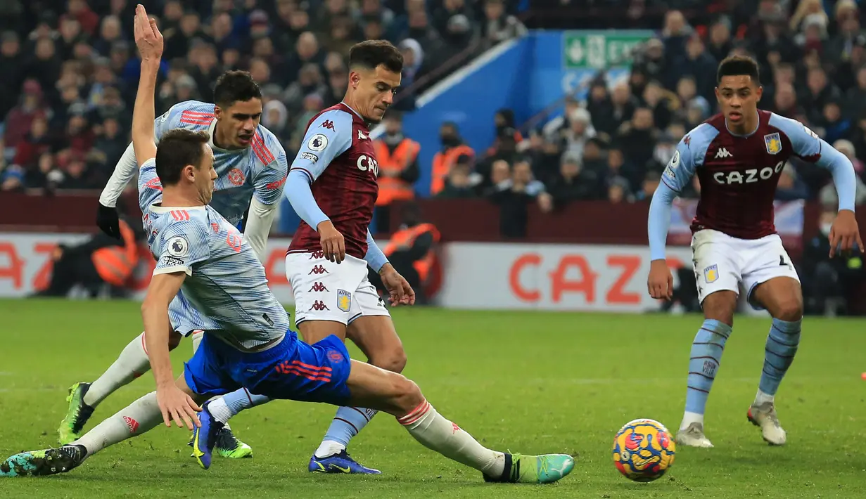 Gelandang Manchester United, Nemanja Matic (kiri) berusaha merebut bola dari gelandang Aston Villa, Philippe Coutinho pada pertandingan Liga Inggris di Villa Park, Inggris, Minggu (16/1/2022). Dengan hasil imbang 2-2 posisi MU berada posisi ke-7 klasemen dengan 32 poin.  (AFP/Lindsey Parnaby)