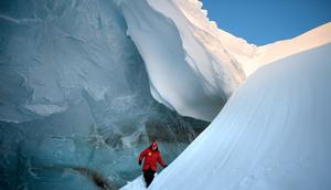 Vladimir Putin melintasi jurang di gletser kepulauan Arktik Franz Josef Land di Arctic Rusia, (29/3). Rusia berupaya memperkuat wilayah di Kutub Utara tengah untuk mengintensifkan persaingan sumber daya alam . (Alexei Druzhinin/Pool Photo via AP)