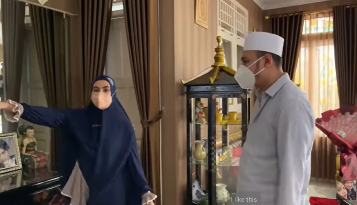 Rumah tampak luas dengan banyak hiasan hingga foto-foto keluarga. Baik Karput saat ikutan None atau kakaknya. [YouTube/Kartika Putri Official]
