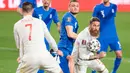 Bek Timnas Spanyol, Sergio Ramos (kanan) mengontrol bola saat menghadapi Yunani pada kualifikasi Piala Dunia 2022 zona Eropa Grup B di stadion Los Carmenes , Granada, Jumat (26/3/2021) dinihari WIB. Spanyol tertahan 1-1 saat menjamu Yunani. (JORGE GUERRERO/AFP)