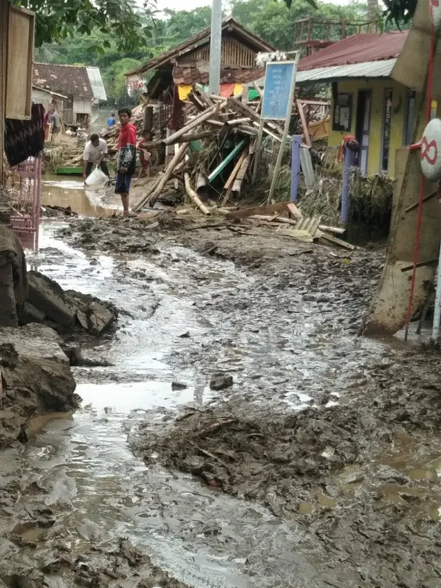 Luapan sungai Sungai Cikaso dan Sungai Cipalebuh Kecamatan Pameungpeuk, kawasan Garut selatan merendam delapan desa di wilayah itu pada September lalu. (Liputan6.com/Jayadi Supriadin)