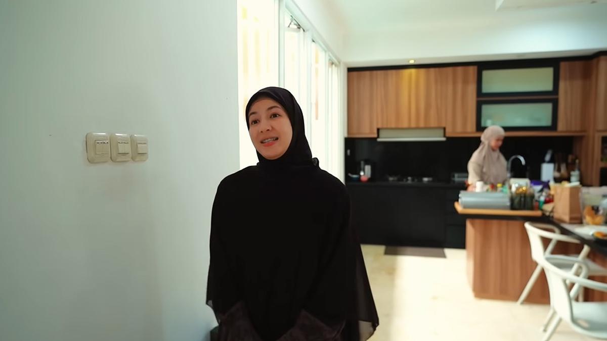 Potret Dapur Rumah Baru Natasha Rizky, Kombinasi Warnanya Beri Kesan Elegan