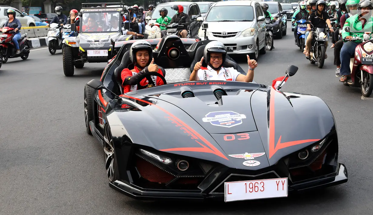 Salah satu mobil listrik buatan ITS yang ikut serta dalam Jambore Kendaraan Listrik Nasional melintasi jalanan di Jakarta, Selasa (3/9/2019). Jambore nasional tersebut berbentuk rally dan menempuh jarak 900 kilometer (km) dari Surabaya menuju Jakarta. (Liputan6.com/Johan Tallo)