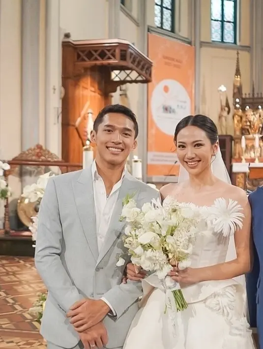 Meski mengusung konsep minimalis, bawahan gaun yang dipakai Shanju eks JKT48 ini terlihat anggun. Lengkap dengan veil yang terlihat rapi saat pemberkatan di dalam Gereja. Ia tampil serasi didampingi Jonathan Christie yang perancang jas sama dengan Kevin Sanjaya saat menikah. (Liputan6.com/IG/@jonathanwongso)