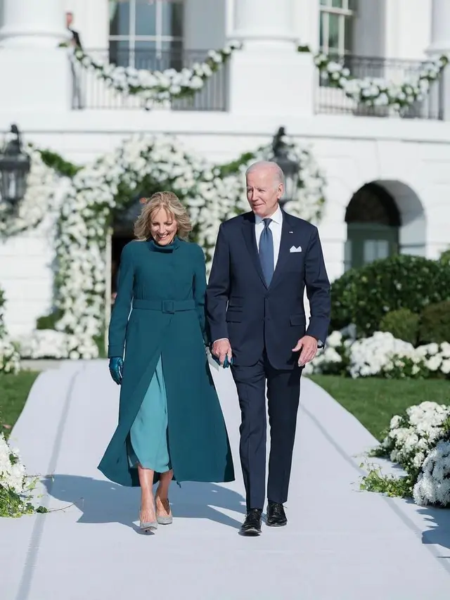 Potret Anggun Cucu Joe Biden, Naomi Biden dalam Gaun Pengantian Ralph Lauren