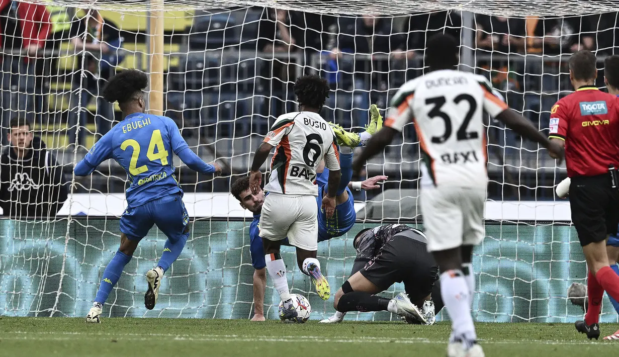 Pemain Venezia, Gianluca Busio (tengah) mencetak gol ke gawang Empoli dalam laga lanjutan Liga Italia 2024/2025 di Carlo Castellani Stadium, Empoli, Italia, Minggu (20/04/2025) waktu setempat. (AP Photo/LaPresse)