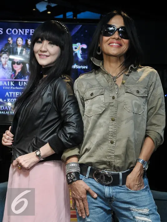 Ita Purnamasari (kiri) dan Atiek CB berpose bersama usai konferensi pers konser 'Terbaik Untukmu' di kantor Warner Music, Jakarta, Selasa (18/10). Rencananya konser tersebut akan digelar pada 18 November 2016 di Balai Sarbini. (Liputan6.com/Yoppy Renato)