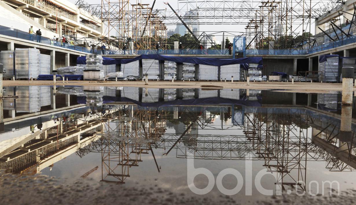 Suasana pengerjaan renovasi kolam renang di Komplek Stadion Utama Gelora Bung Karno (SUGBK), Jakarta, Jumat, (24/03/2017). Kolam renang tersebut akan digunakan untuk Asian Games 2018. (Bola.com/M Iqbal Ichsan)