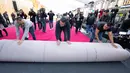 Kesibukan pekerja memasang karpet merah ajang bergengsi Academy Awards ke-92 atau Oscar 2020 di Hollywood & Highland, Hollywood, California, pada Rabu (5/1/2020). Academy Awards ke-92 akan berlangsung pada 9 Februari 2020 waktu setempat atau 10 Februari waktu Indonesia. (VALERIE MACON / AFP)