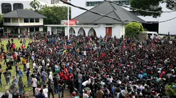 Antrean pembeli tiket Final Piala AFF di halaman Markas Garnisun Tetap 1, Gambir, Jakarta, Selasa (13/12). Final Piala AFF akan dihelat di Stadion Pakansari, Cibinong, Bogor pada Rabu, 14 Desember 2016 mendatang. (Liputan6.com/Johan Tallo)
