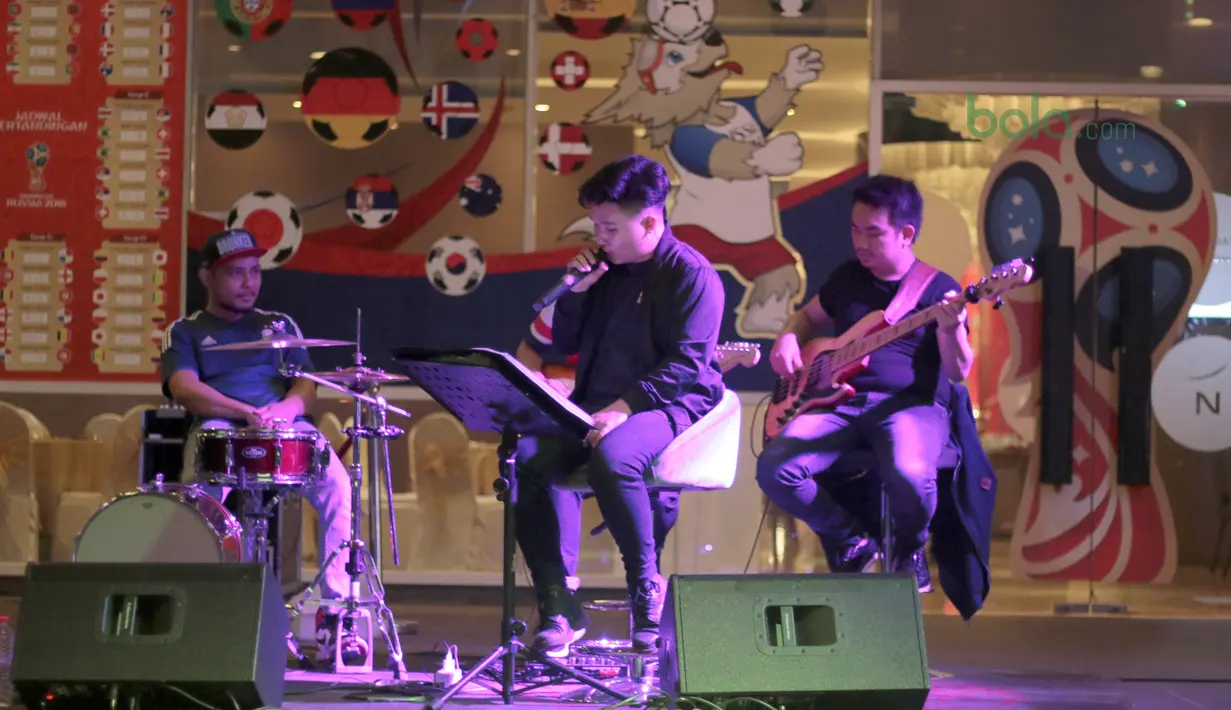Grup musik meramaikan acara Nobar Gratis di Sky Garden, Novotel Tangerang. (14/7/2018). Novotel menghadirkan Nobar Gratis untuk fans bisa merasakan sensasi Piala Dunia 2018. (Bola.com/Nick Hanoatubun)