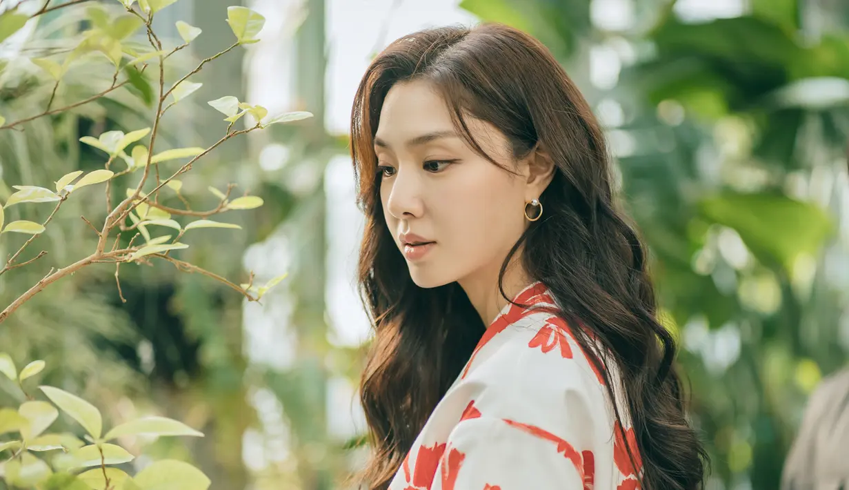 Seo Ji Hye berperan sebagai Eun Hye Soo, menantu dari CEO Haesong Group. (FOTO: tvN via Soompi)