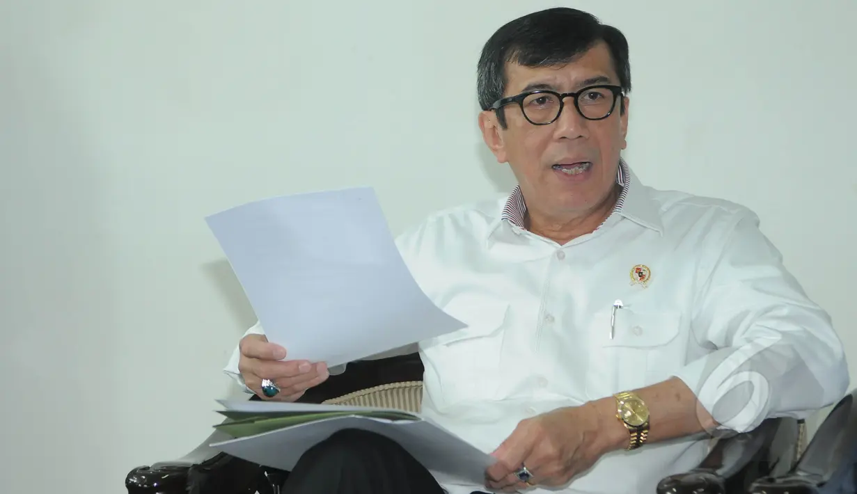 Menkumham Yasonna Laoly menggelar jumpa pers di Kemenkumham, Jakarta, Selasa (10/3/2015). Kementerian Hukum dan HAM mengesahkan DPP Partai Golkar hasil Munas Ancol kubu Agung Laksono. (Liputan6.com/Herman Zakharia)