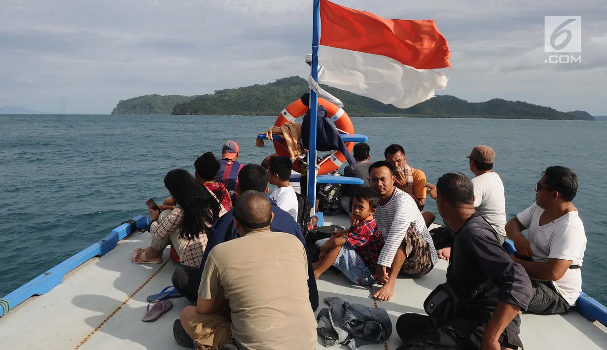 Penumpang menaiki kapal untuk menyeberang dari pelabuhan Pulau Sebesi, Lampung, Senin (31/12). Dari Sebesi ke Dermaga Canti, hanya ada satu kapal yang menyeberang pada pukul 07.00 WIB bertarif Rp 20.000 per orang. (Liputan6.com/Herman Zakharia)