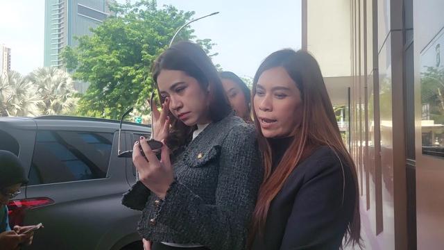 Riona Aurora trauma dengan Leon Dozan.