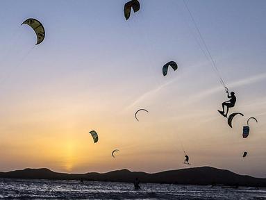 Marcos Sandon saat mengikuti beraksi saat kategori Free Style pada kompetisi Kitesurfing Third Kite Addict Kolombia tournamen di Cabo de la Vela, Guajira Departmen, Kolombia, (4/7/2016). (AFP/Joaquin Sarmiento)