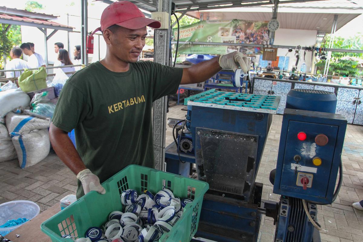 FOTO: Potret Pengolahan Sampah Plastik di Bank Sampah Kertabumi