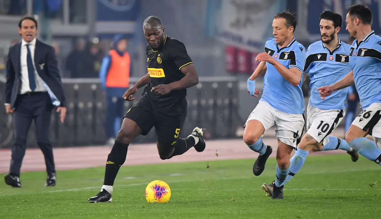 Penyerang Inter Milan, Romelu Lukaku (tengah) membawa bola dari kawalan tiga pemain Lazio pada pertandingan lanjutan Liga Serie A Italia di stadion Olimpiade Roma, Minggu, (16/2/2020). Lazio menang 2-1 atas Inter Milan.  (AFP/Andreas Solaro)