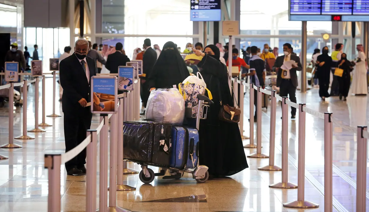 Penumpang memasuki Bandara Internasional King Abdulaziz di Jeddah, Arab Saudi, Senin (177/5/2021). Warga Saudi yang telah menerima vaksinasi Covid-19 diizinkan bepergian ke luar negeri untuk pertama kalinya sejak Maret 2020 menyusul dicabutnya larangan perjalanan. (AP Photo/Amr Nabil)