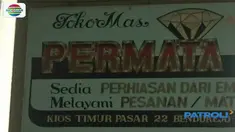 Para pelaku mengendarai tiga motor dan menodongkan senjata api kepada pemilik toko dan istrinya.