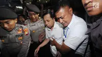 Terdakwa korupsi proyek E-KTP Setya Novanto dibawa petugas usai mengikuti sidang perdana di Pengadilan Tipikor, Jakarta, Rabu (13/12). Sidang mendengarkan pembacaan dakwaan oleh JPU KPK. (Liputan6.com/Helmi Fithriansyah)