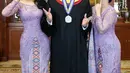 Dengan cutting-an kebay berbeda, Annisa dan Almira kenakan ulos bermotif Sadum dari Mandailing. Dalam budaya Batak, paduan kebaya dan motif ulos ini memiliki makna perempuan yang mengantarkan laki-laki dalam meraih cita-cita [@annisayudhoyono]