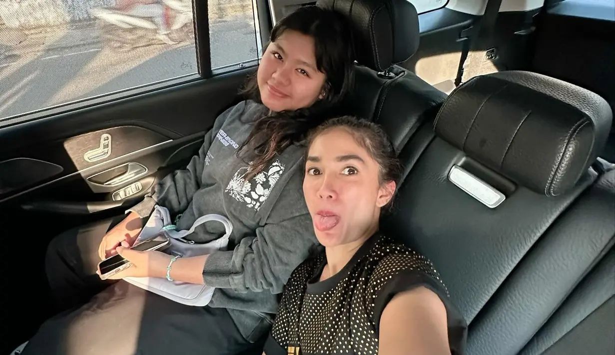 Amel merupakan putri Ussy dari pernikahan pertamanya dengan Yusuf Sugianto. [Instagram.com/ussypratama]