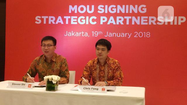 Country Manager Xiaomi Indonesia Steven Shi dan CEO Shopee Chris Feng menandatangani MOU kerja sama strategis di Jakarta, Jumat (19/1/2018).