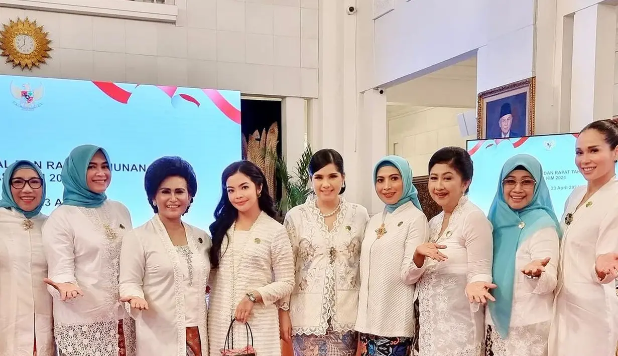 Ia terlihat anggun mengenakan kebaya encim putih dengan list renda di bagian pinggir. Penampilannya jadi terlihat tidak monoton dengan motif bunga di bagian tengah kebaya. [@annisayudhoyono]