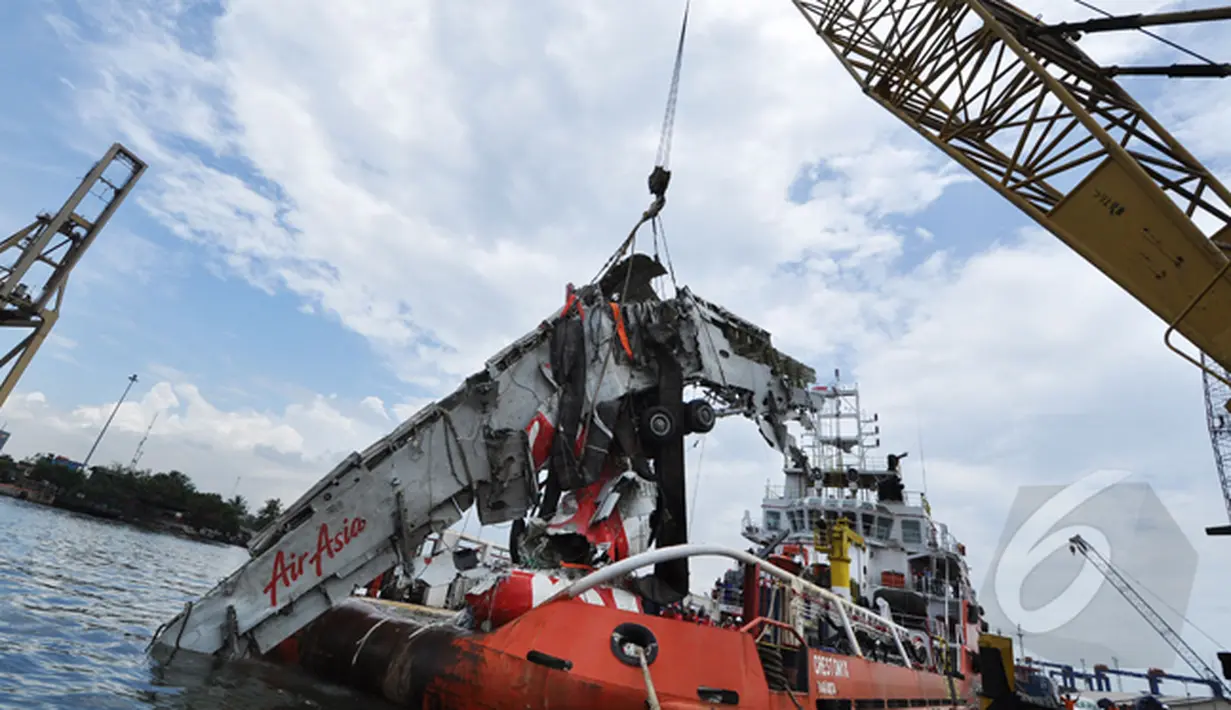 Proses pengangkatan bangkai badan AirAsia QZ8201 dari kapal milik SKK Migas, Crest Onyx di Pelabuhan Tanjung Priok, Jakarta, Senin (2/3/2015).  (Liputan6.com/Faizal Fanani)