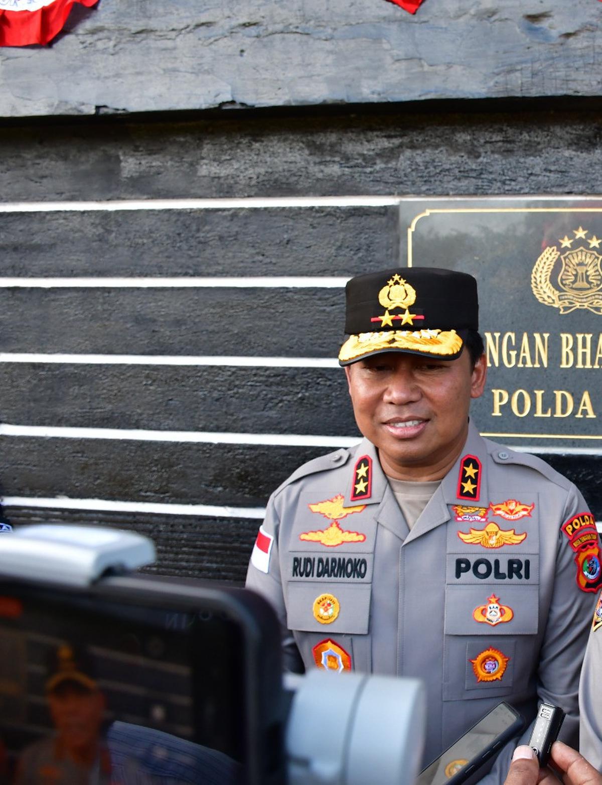 Kepala Kepolisian Daerah Nusa Tenggara Timur Irjen Pol Rudi Darmoko (kiri) (polri.go.id)