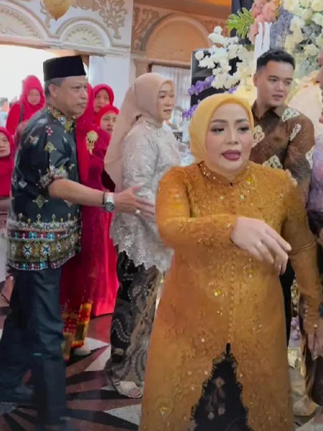 Muzdalifah di acara tunangan anaknya