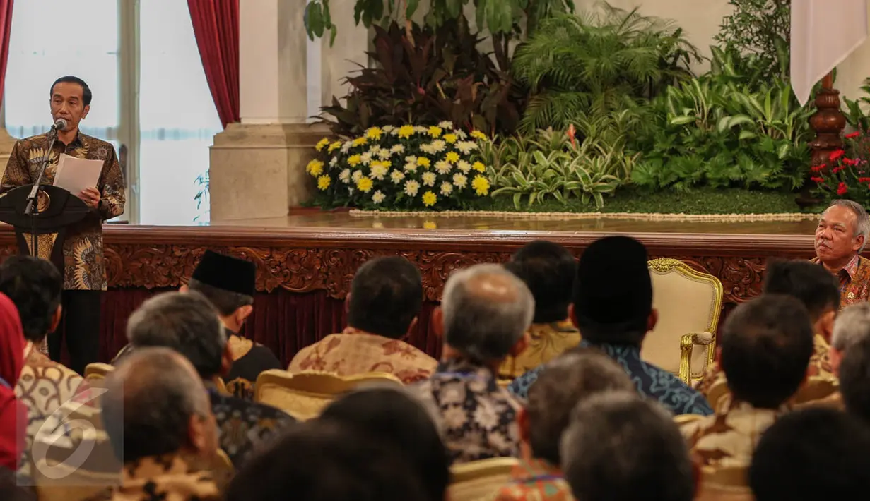 Presiden Jokowi (kiri) memberi kata sambutan saat peringatan Hari Habitat Dunia 2015 di Istana Negara, Jakarta, Selasa (6/10). Hari Habitat Dunia diperingati setiap Senin pertama Oktober. (Liputan6.com/Faizal Fanani)