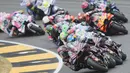 Pembalap BK8 Gresini Racing, Alex Marquez, di posisi kedua, dan pembalap Pertamina Enduro VR46, Fabio di Giannantonio, di posisi ketiga. (AP Photo/Antonio Calanni)