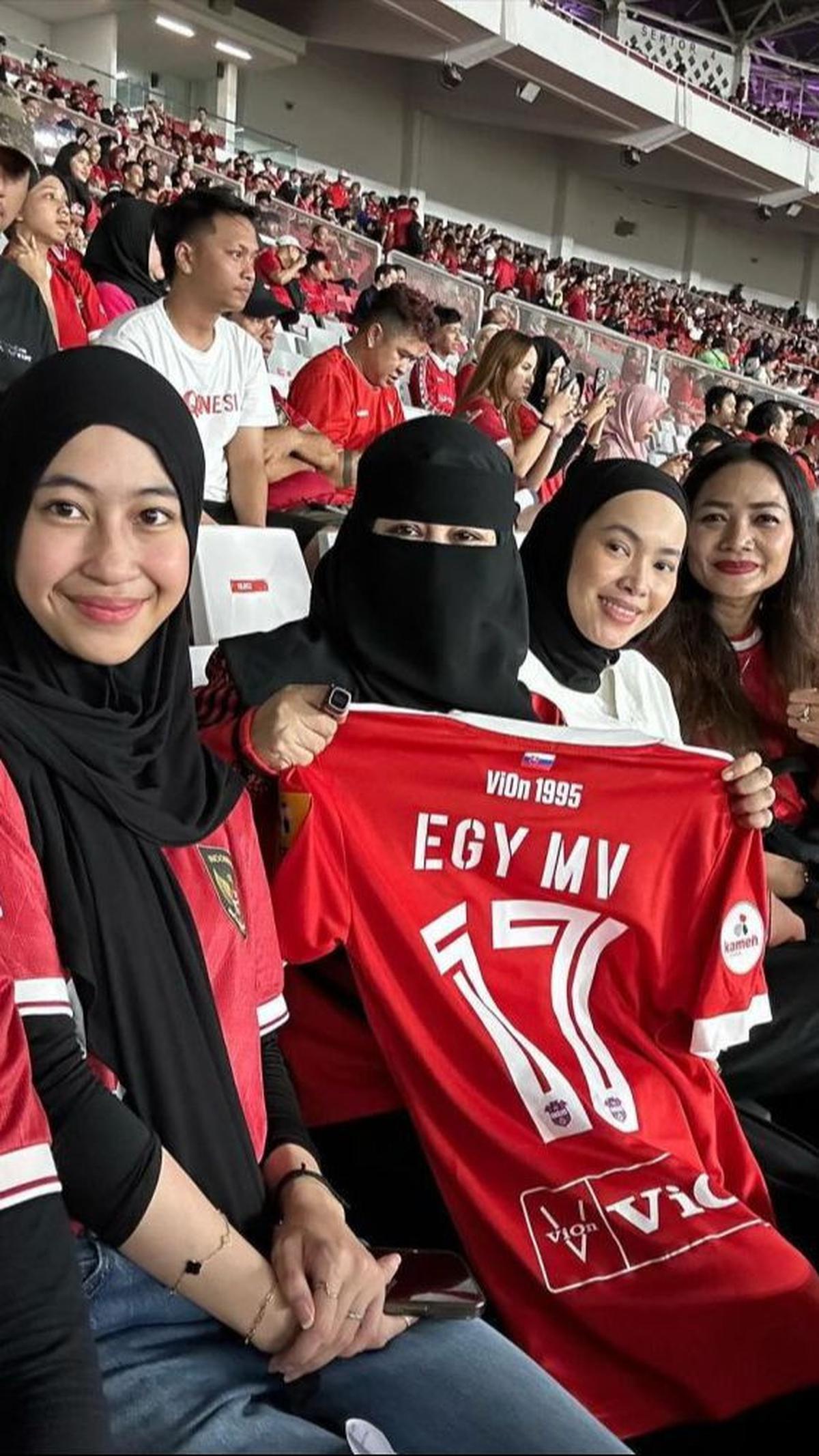 Meskipun Egy Maulana tidak bermain pada pertandingan kali ini, Umi Pipik tetap setia mendukung menantunya.<br>