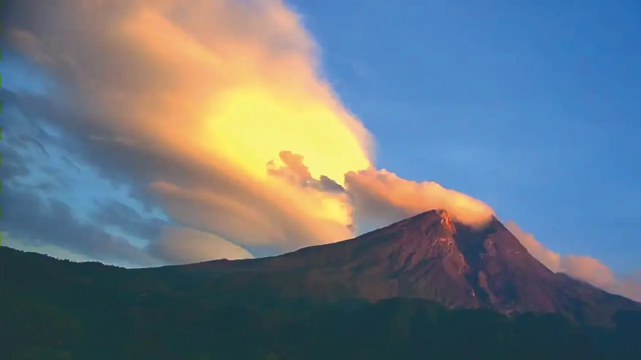 Merapi pagi tadi (Kamis (5/11/2020) tampak asap sulfatara tebal keluar dari kawah Merapi. (Foto: Liputan6.com/Wisnu Wardhana)