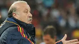Pelatih Spanyol Vicente Del Bosque saat memberi instruksi kepada anak-anak asuhannya di laga semifinal PD 2010 melawan Jerman di Moses Mabhida Stadium, Durban, 7 Juli 2010. Spanyol unggul 1-0. AFP PHOTO / CARL DE SOUZA 