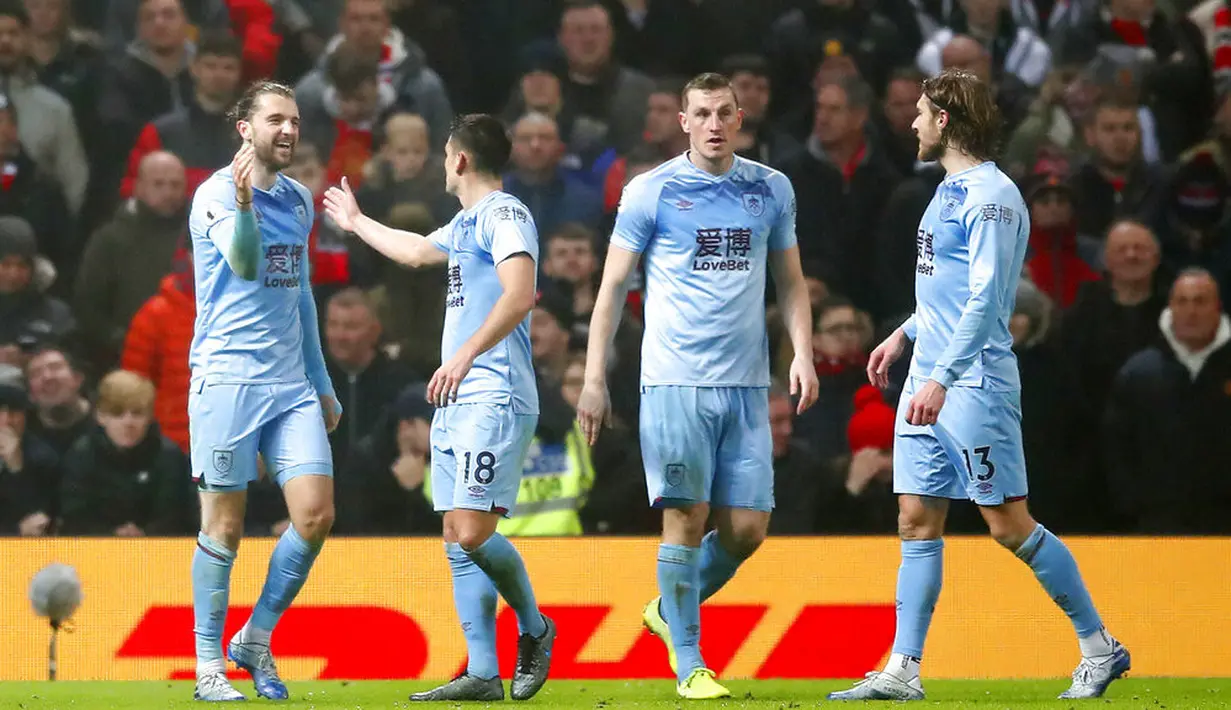 Para pemain Burnley merayakan gol yang dicetak oleh Jay Rodriguez ke gawang Manchester United pada laga Premier League di Stadion Old Trafford, Kamis (23/1/2020). Manchester United takluk 0-2 dari Burnley. (AP/Martin Rickett)