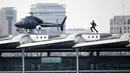 Aktor Tom Cruise saat mengejar helikopter dalam adegan syuting film "Mission: Impossible" 6  di sepanjang Jembatan Blackfriars di London, Inggris (14/1). Tom Cruise berperan sebagai Ethan Hunt di film ini. (Victoria Jones / PA via AP)
