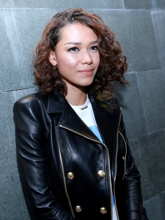 Untuk jam tangan, aktris film Ada Apa Dengan Cinta ini paling suka menggunakan jam tangan model lama alias klasik.  (Galih W. Satria/Bintang.com)