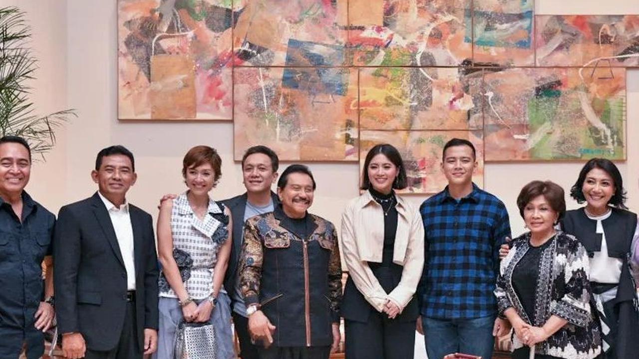 Menariknya, mantan Kasau Marsekal TNI (Purn.) Yuyu Sutisna juga terlihat hadir dalam perayaan wedding anniversary Andika Perkasa dan Hetty Andika Perkasa. <br>