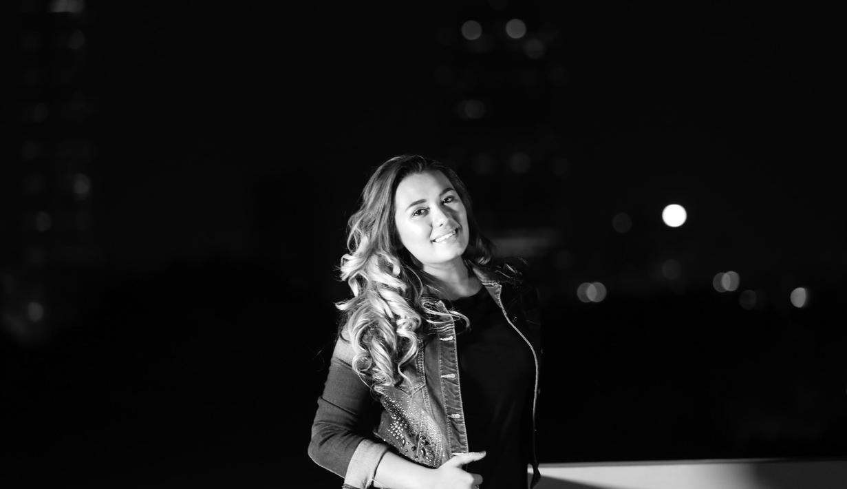 Amanda Gonzales saat wawancara peluncuran album barunya di Kantor Bola.com, Gondangdia, Jakarta,Senin (23/11/2015). (Bola.com/Nicklas Hanoatubun).