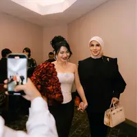 Intip gaya busana Marini Zumarnis hadiri premiere film La Tahzan yang dibintangi Ariel Tatum (@marinizumarnisreal)