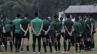 Pemain Timnas Indonesia U-19 mendengarkan arahan Pelatih Fakhri Husaini usai latihan di Stadion Padjadjaran, Bogor, Kamis (26/9). Latihan ini merupakan persiapan jelang kualifikasi Piala Asia 2020. (Bola.com/Yoppy Renato)