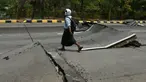 Seorang pria berjalan di sepanjang jalan yang rusak di Naypyidaw pada 28 Maret 2025. (Sai Aung MAIN/AFP)