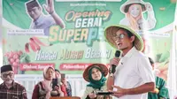 Founder Yayasan Indonesia Setara (YIS), Sandiaga Uno bersama Presiden Partai Keadilan Sejahtera, Ahmad Syaikhu dan Pendiri Super Petani, Eprilia Tri Arum Taurisia, melakukan Kick-Off Program Gerai Super Petani di Desa Ciangsana, Gunung Putri, Bogor, Sabtu (15/3/2025). (Tim News).