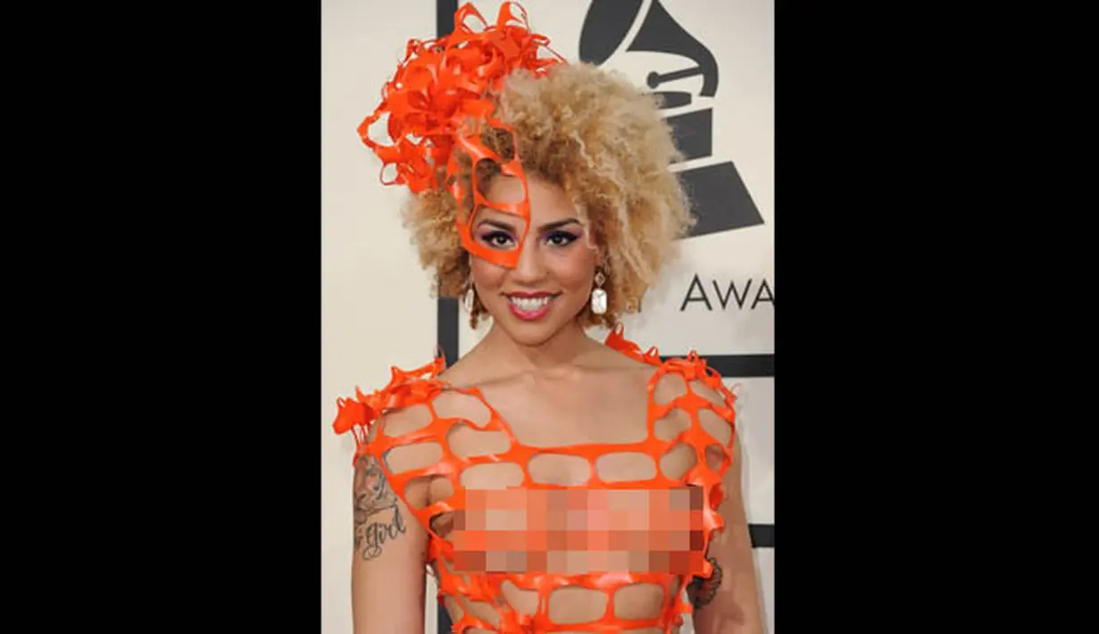Joy Villa juga menggunakan hiasan kepala yang senada dengan gaunnya saat datang ke acara Grammy Awards 2015 di Staples Center, Los Angeles, AS, Minggu (8/2). (AFP PHOTO/VALERIE MACON)