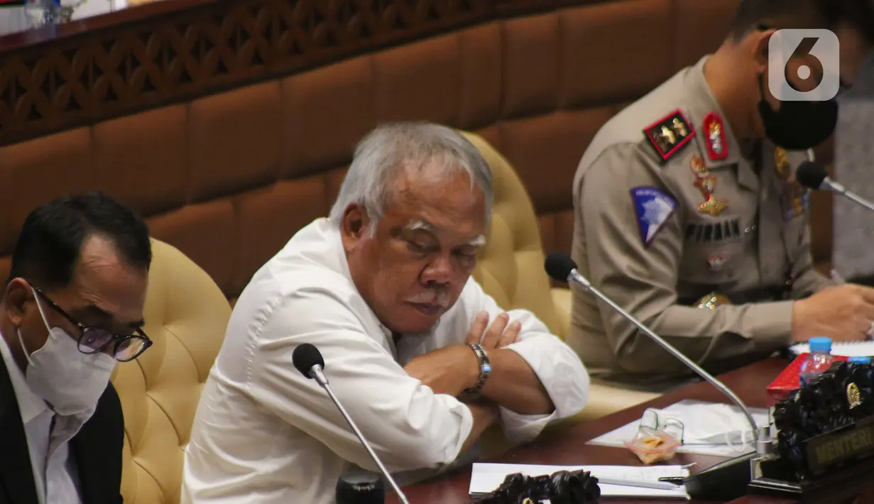 Menhub Budi Karya Sumadi bersama Menteri PPUPR Basuki Hadimuljono dan Kepala Korps Lalu Lintas Polri Irjen Pol Firman Santyabudi menyampaikan pemaparan dalam Rapat Kerja/Rapat Dengar Pendapat dengan Komisi V DPR RI di Kompleks Parlemen, Jakarta, Senin (20/6/2022). (Liputan6.com/Angga Yuniar)