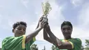 Para pemain SSB Maehanu merayakan gelar juara Liga Remaja UC News setelah mengalahkan SSB Tulehu Putra pada laga final di Lapangan Masariku Yonif 733, Ambon, Kamis (30/11/2017). SSB Maehanu menang 1-0 atas SSB Tulehu putra. (Bola.com/Peksi Cahyo)