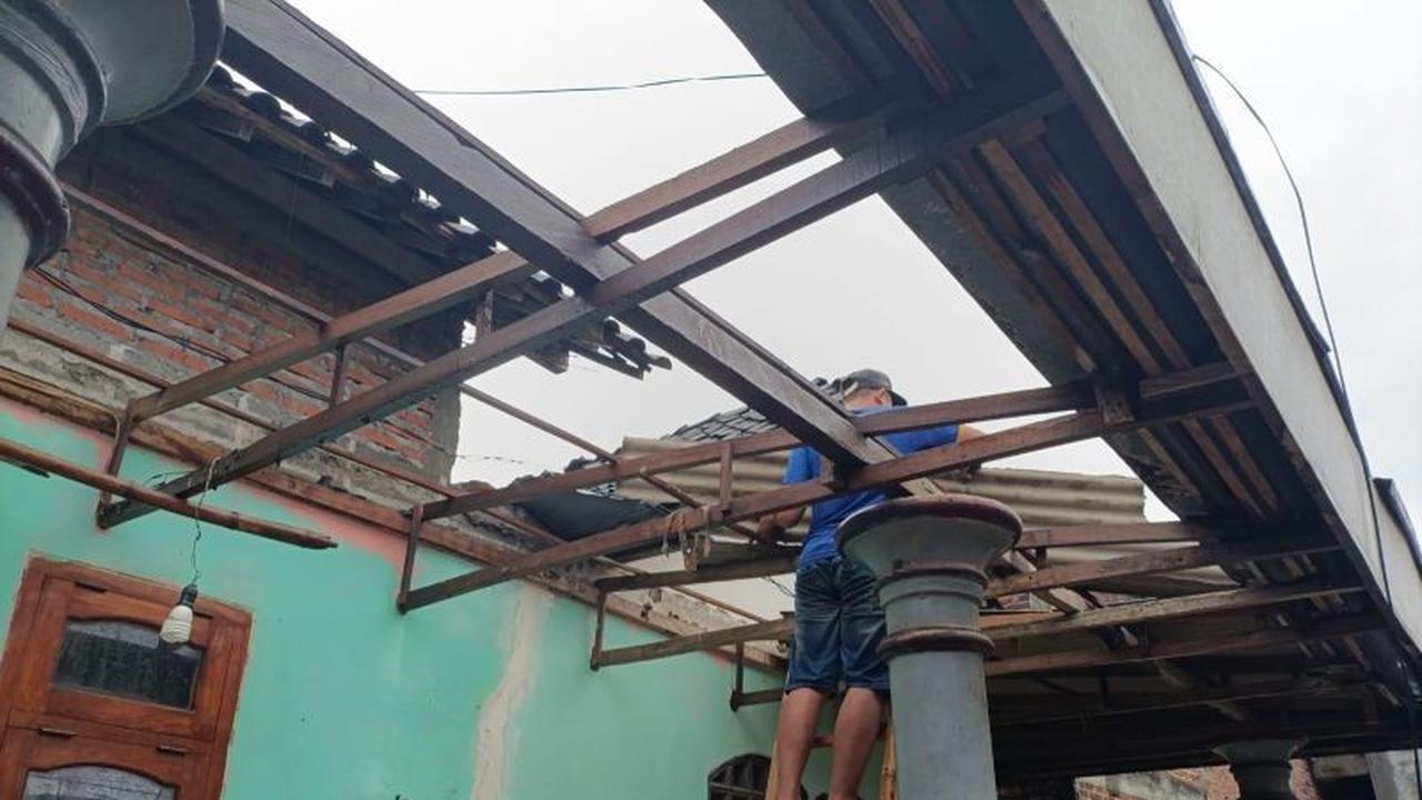 BPBD Tulungagung Percepat Penanganan Darurat Pasca Angin Kencang Plosokandang Rusak Puluhan Rumah